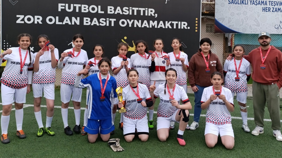 Kızlar Futbol Takımımız Gazi Oyunları İl 3.sü